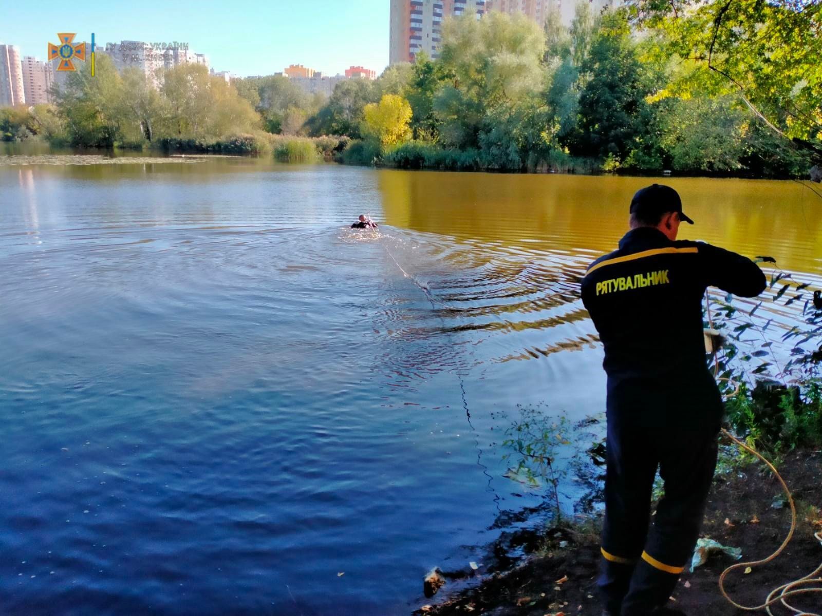 В Киеве на озере Жандарка утонула женщина: погибшую доставали спасатели