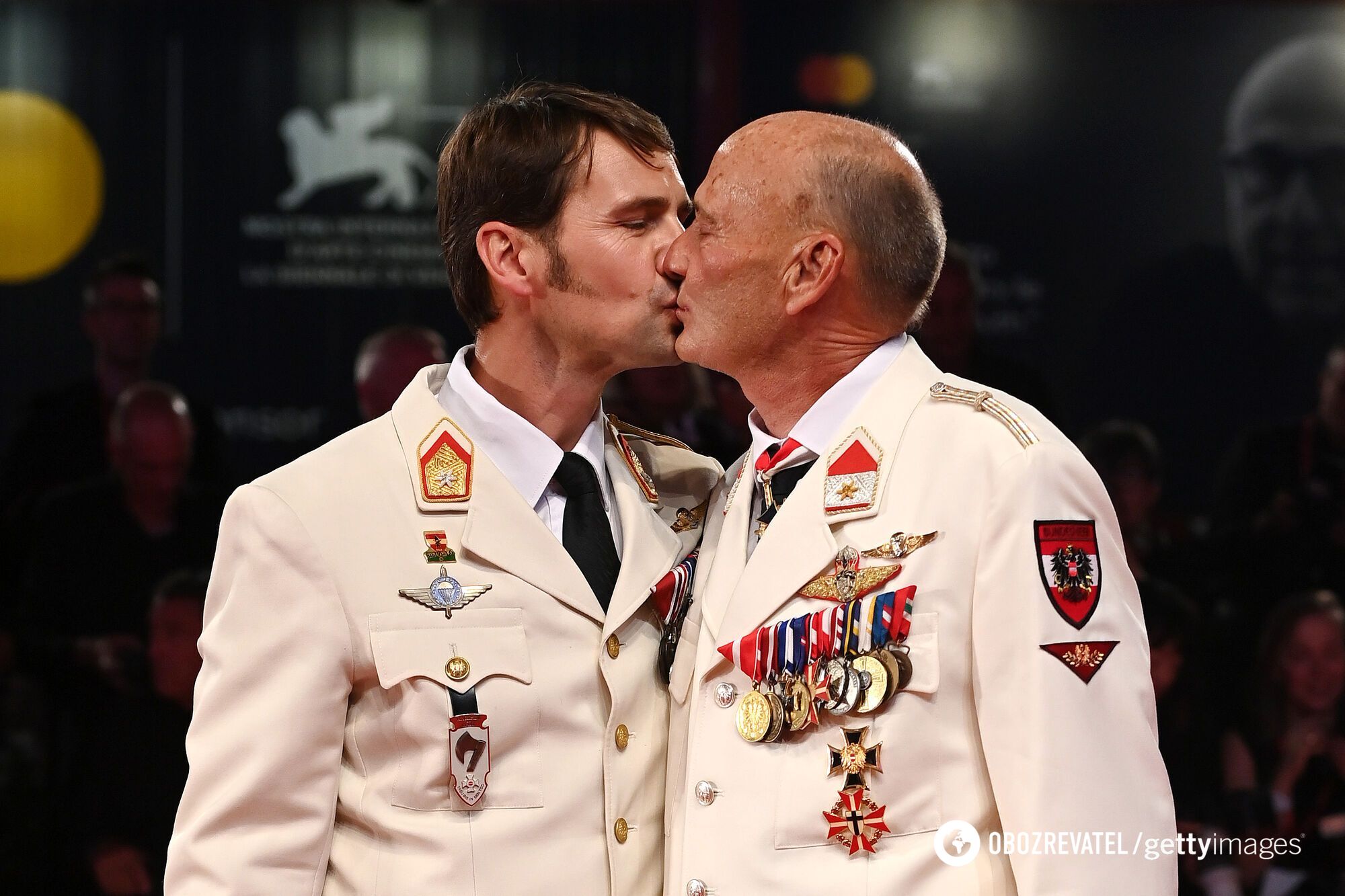 Австрийские военнослужащие-геи нежно поцеловались на красной дорожке Венецианского фестиваля. Фото