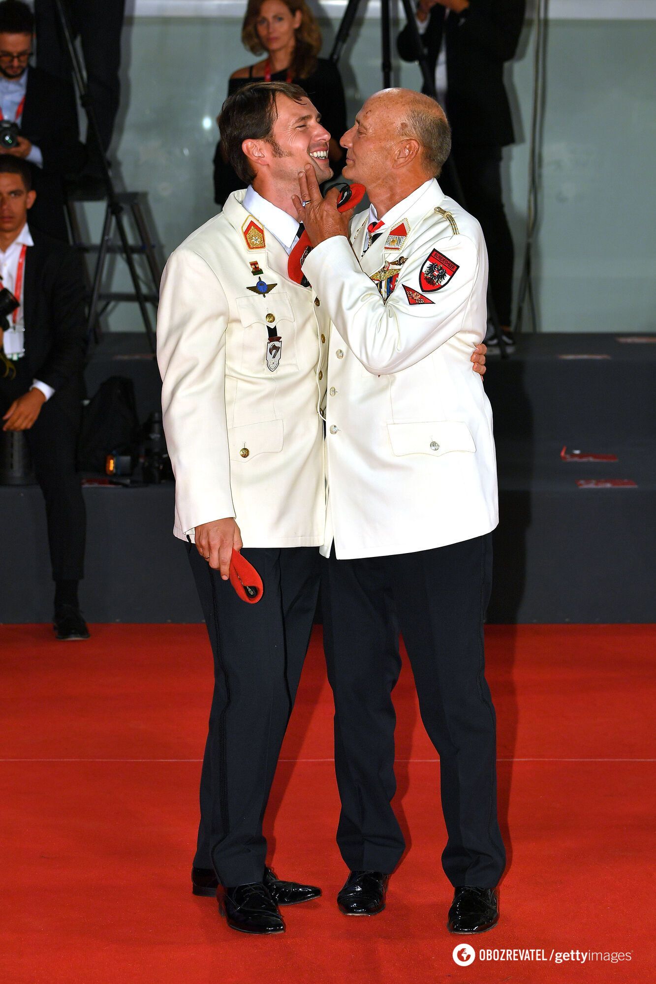 Австрийские военнослужащие-геи нежно поцеловались на красной дорожке Венецианского фестиваля. Фото