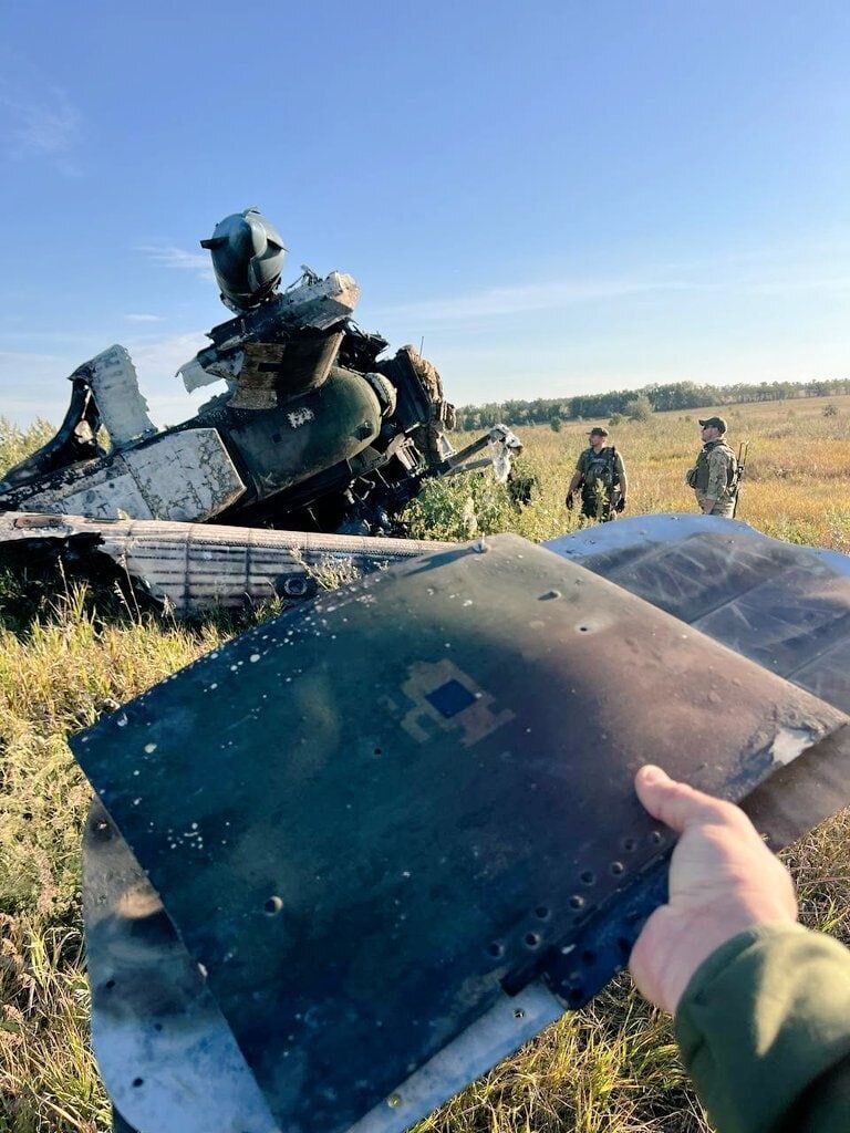 В сети показали обломки уничтоженного у Гуляйполя российского вертолета Ми-28. Фото и видео