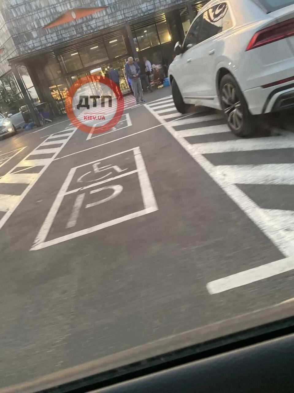 На Киевщине водитель Audi припарковался сразу на двух местах для людей с инвалидностью. Фото