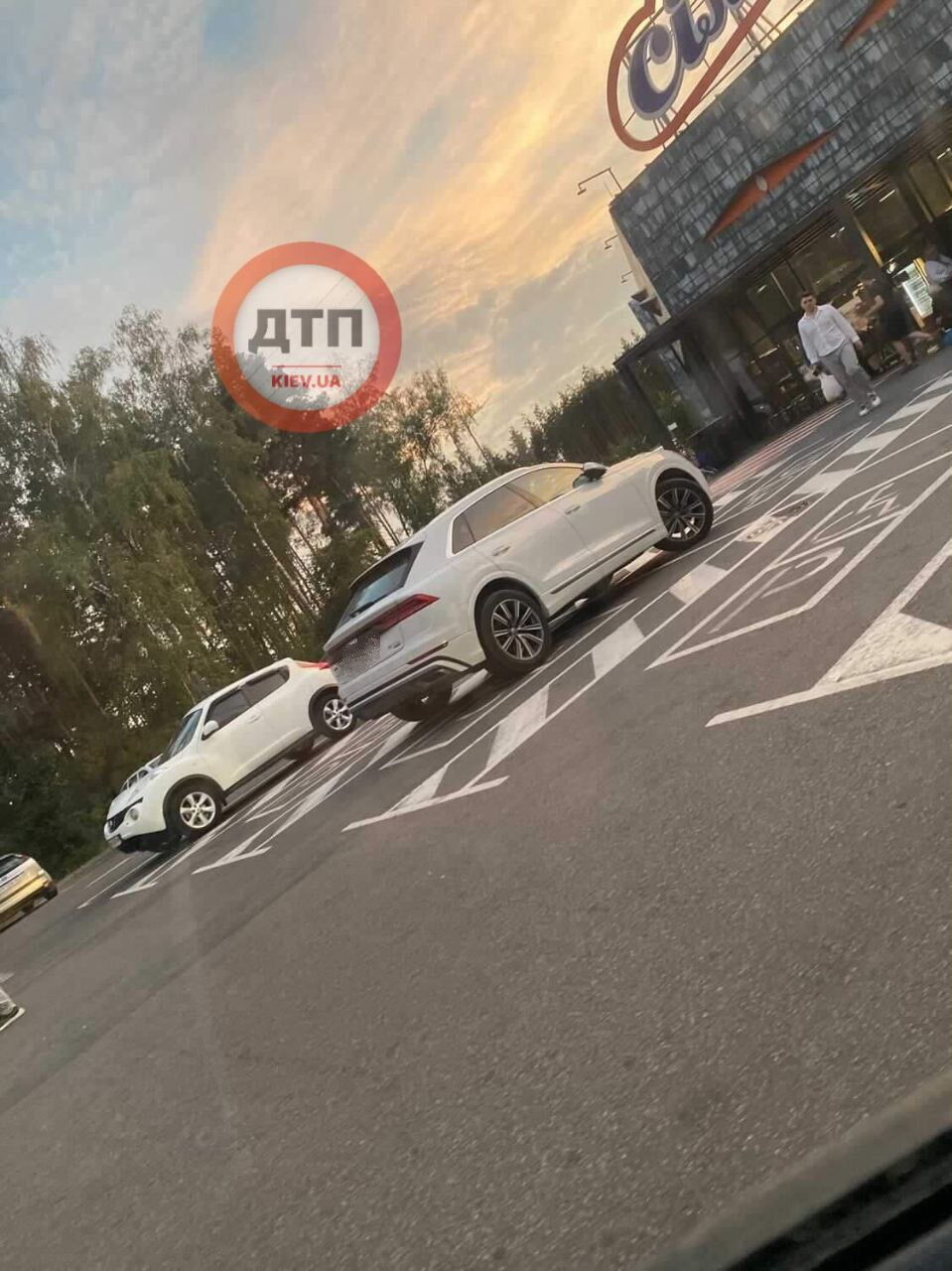 На Київщині водій Audi припаркувався одразу на двох місцях для людей з інвалідністю. Фото