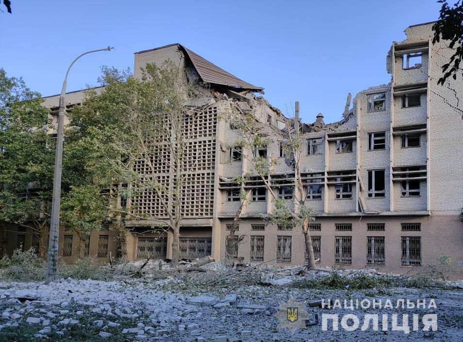 Российские оккупанты обстреляли лечебные заведения и жилые дома в Николаеве. Фото и видео