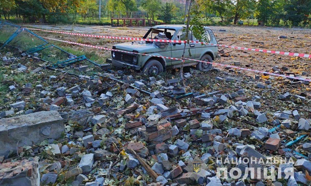 Российские оккупанты обстреляли лечебные заведения и жилые дома в Николаеве. Фото и видео