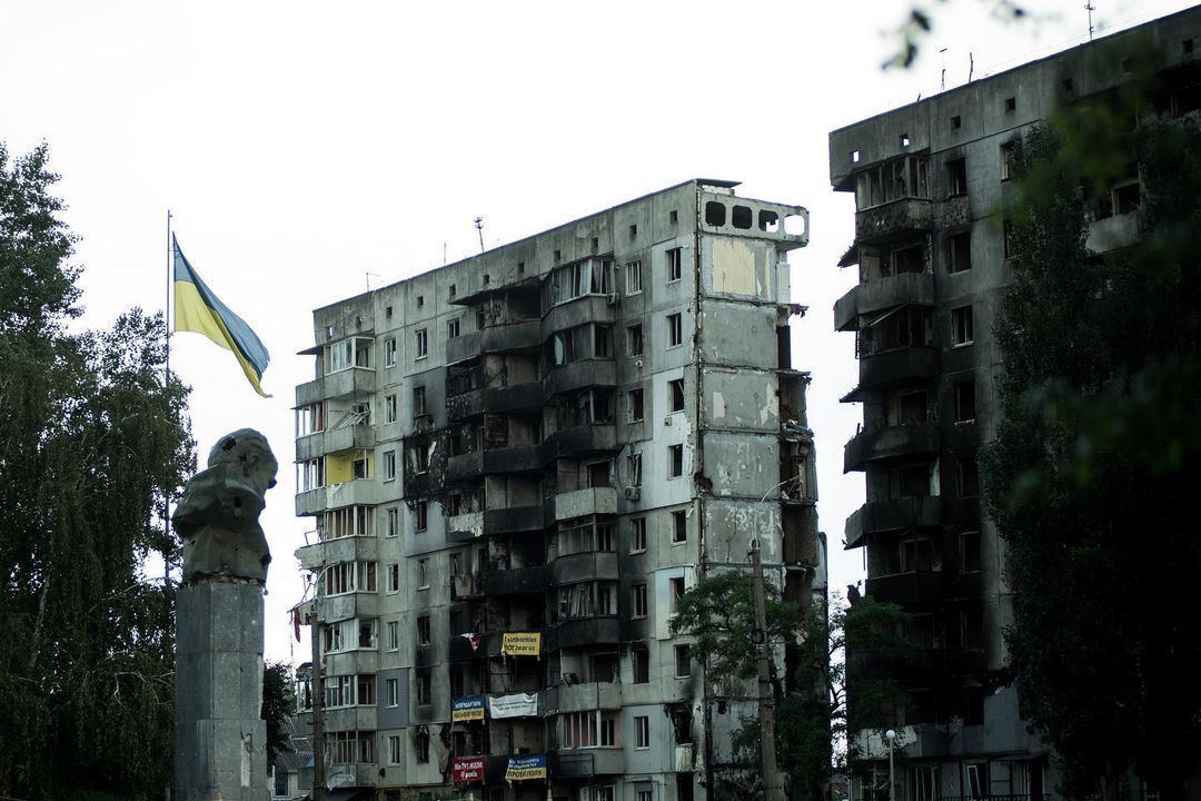 Разрушенные здания и памятник Шевченко