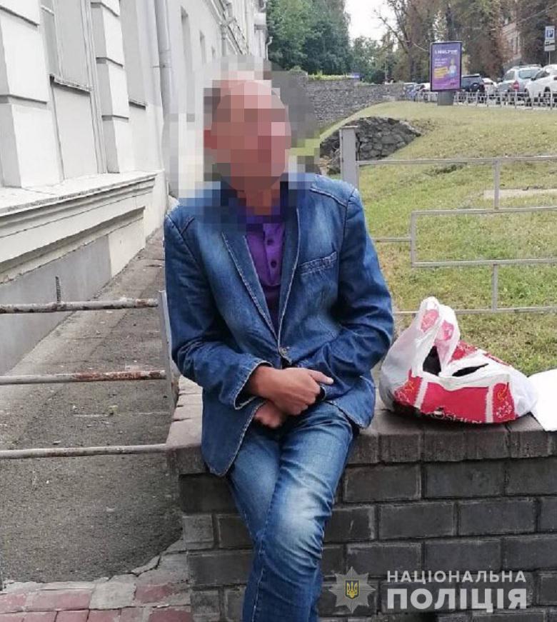 В Киеве мужчина пытался ограбить детей, который собирали деньги на нужды ВСУ. Фото