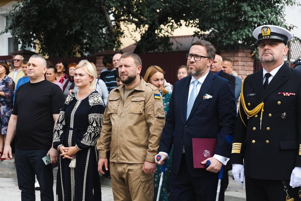 На Тернопільщині відкрили сквер та пам’ятний знак на честь президента Польщі Леха Качинського та його дружини. Фото