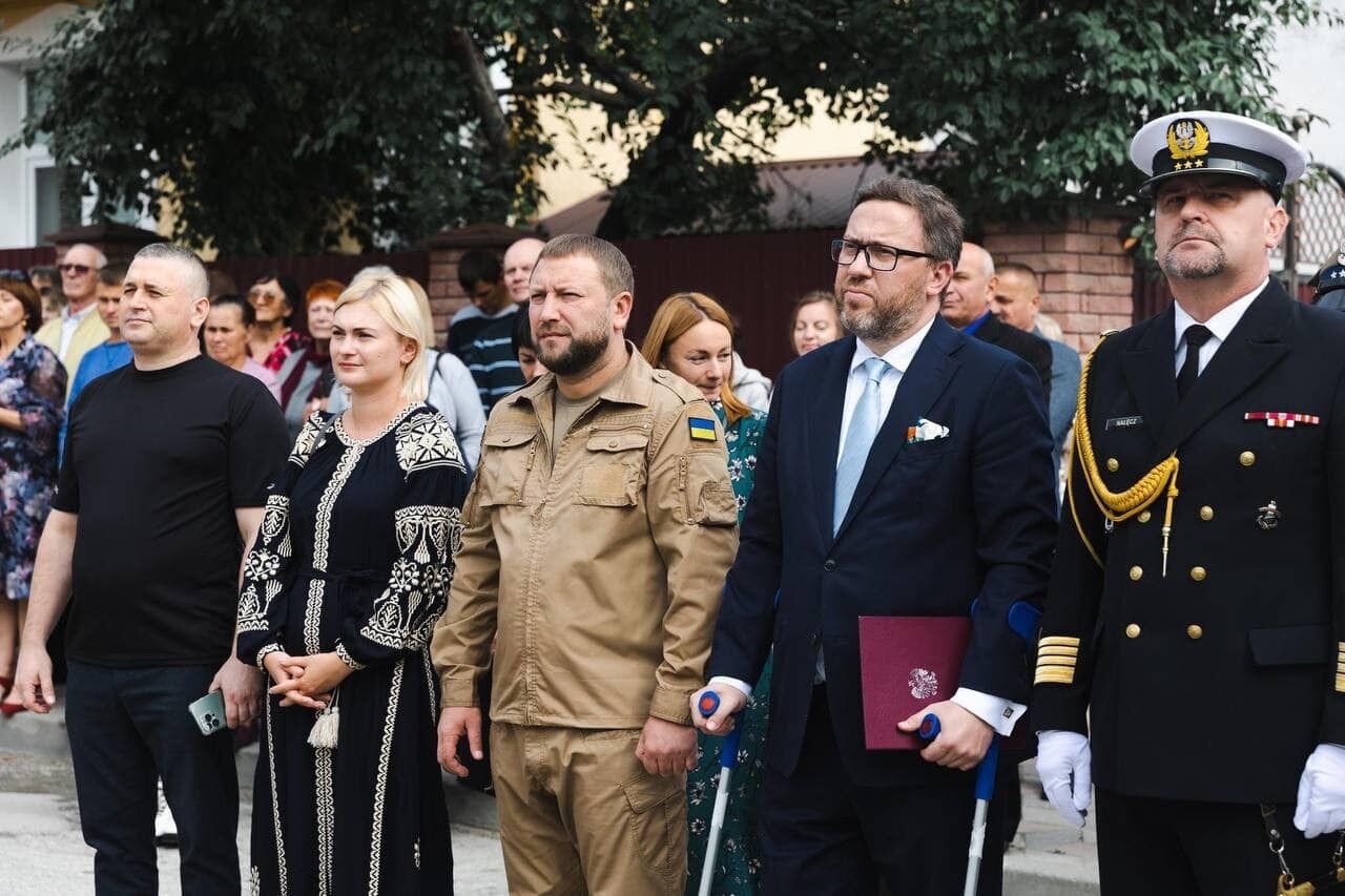 В Тернопольской области открыли сквер и памятный знак в честь президента Польши Леха Качиньского и его супруги. Фото