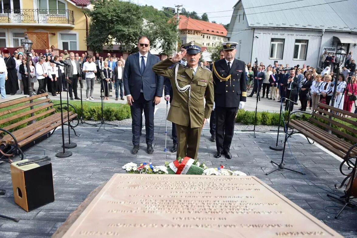 В Тернопольской области открыли сквер и памятный знак в честь президента Польши Леха Качиньского и его супруги. Фото