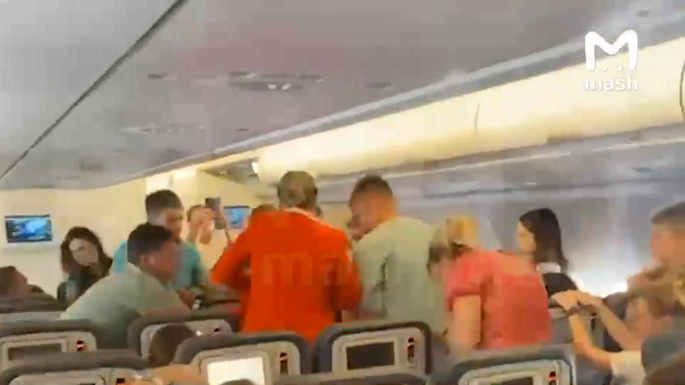 Российская туристка устроила скандал на борту самолета в Турцию: в аэропорту встречали с полицией. Видео