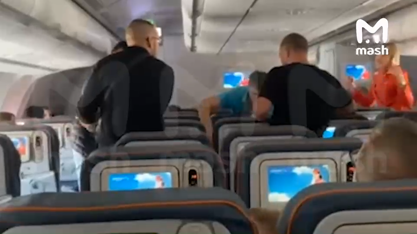 Российская туристка устроила скандал на борту самолета в Турцию: в аэропорту встречали с полицией. Видео