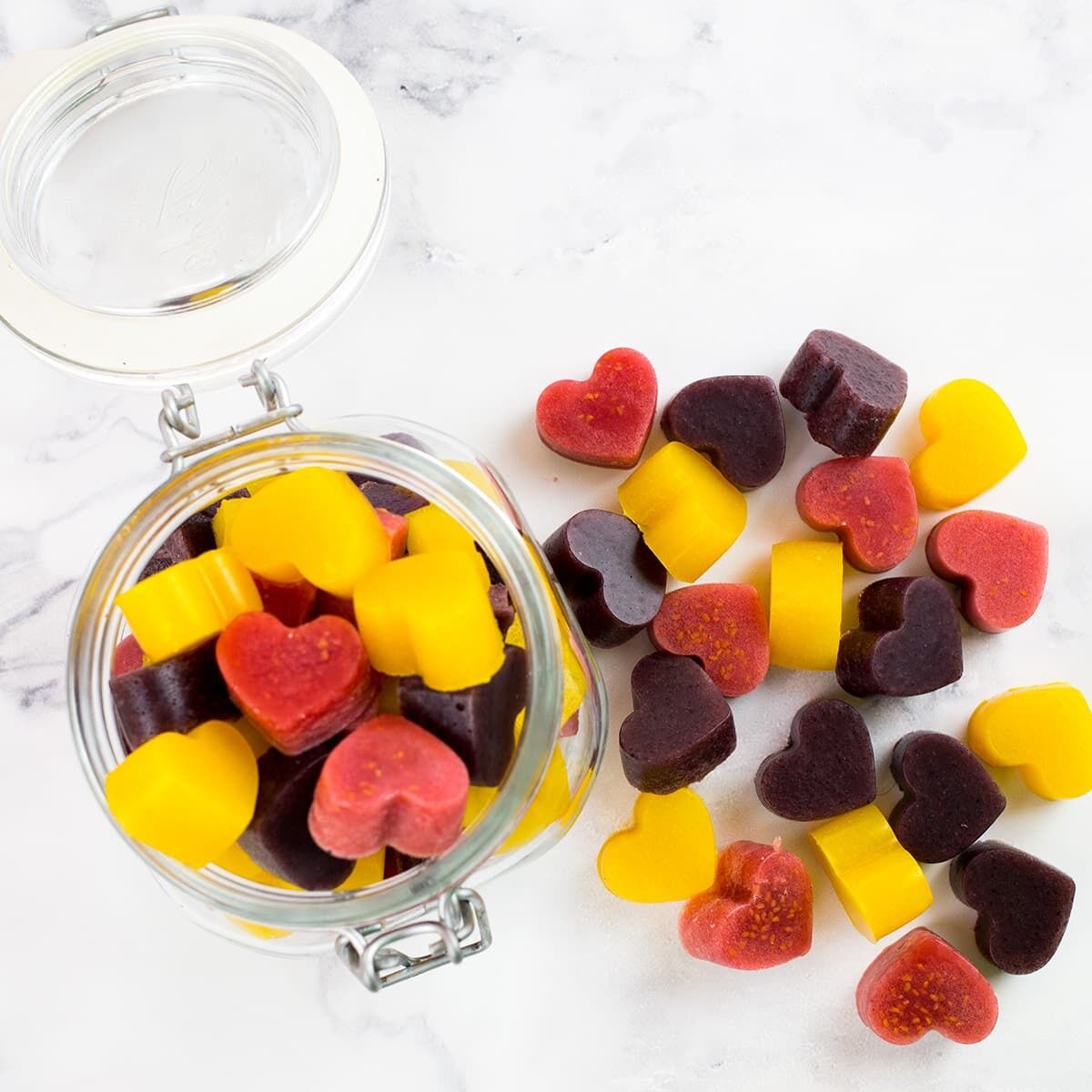 Полезные фруктовые конфеты для детей: понадобится всего 4 ингредиента