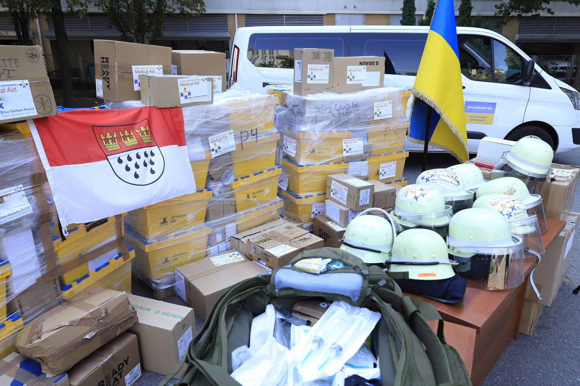 Кельн передал Днепру очередную партию гуманитарной помощи: подробности