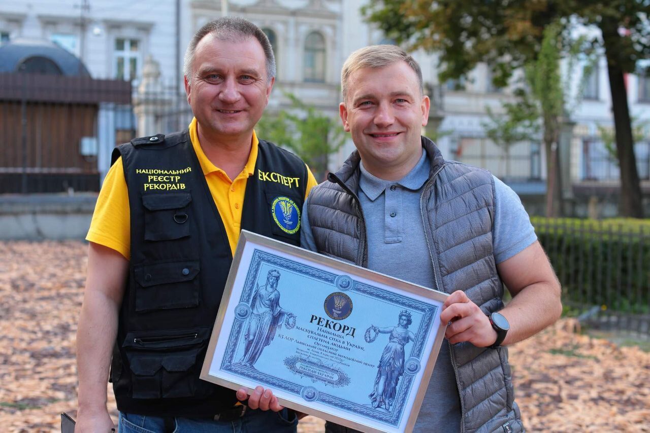 У Львові сплели найбільшу маскувальну сітку в Україні: встановлено національний рекорд. Фото і відео 