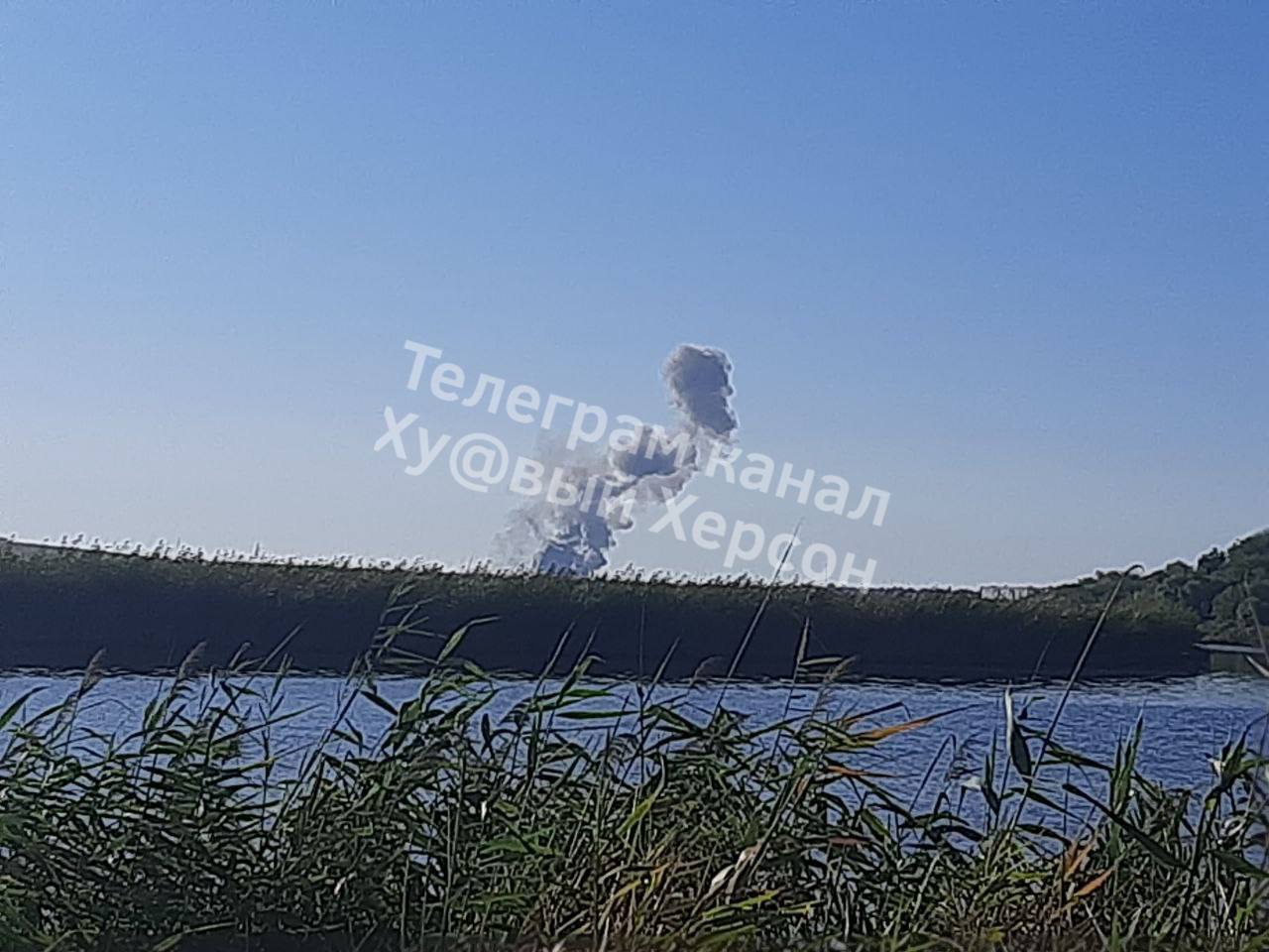 У районі Дар'ївського мосту на Херсонщині – ''бавовна'': видно чорний дим. Фото