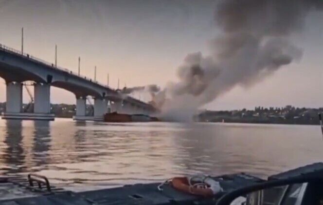 Удар по Антонівському мосту показали з поромної переправи: видовищні кадри