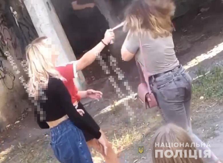 У Києві дві дівчинки бризнули однокласниці балончиком в обличчя, а потім побили її