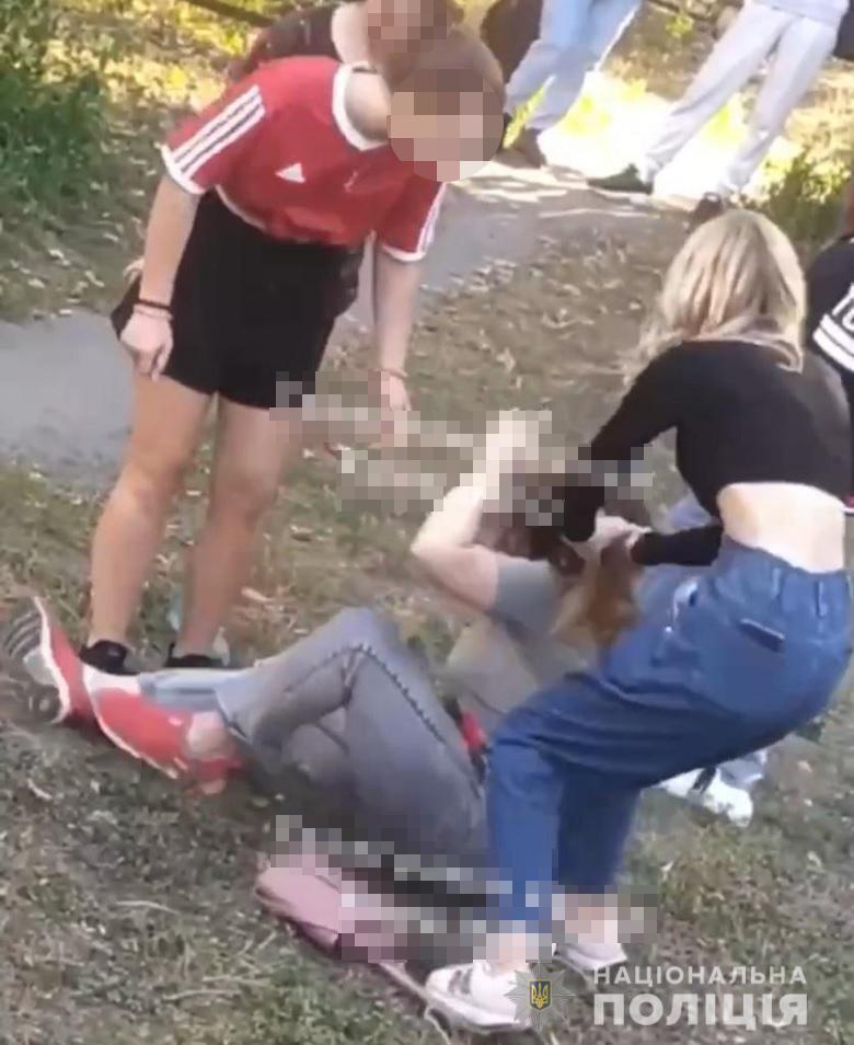 В Киеве две девочки брызнули однокласснице баллончиком в лицо, а потом избили ее