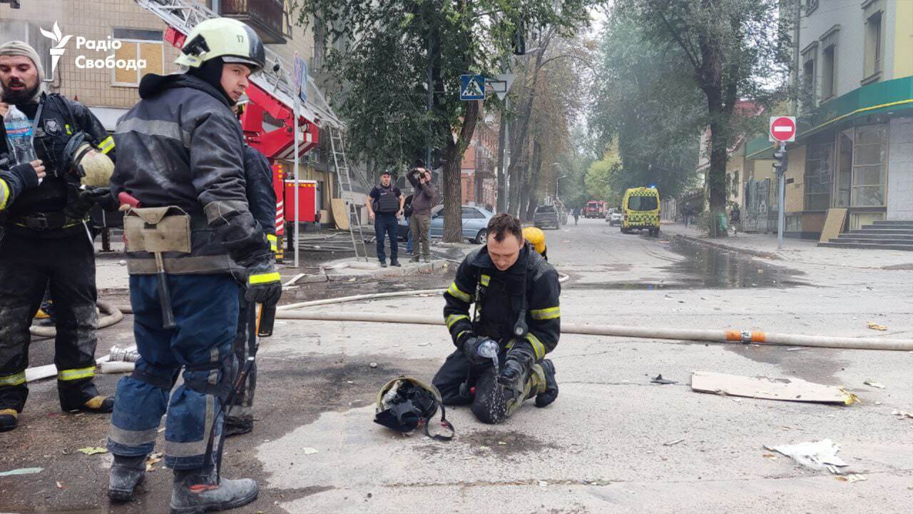 Оккупанты ударили по многоэтажке в центре Харькова, людей спасали из-под завалов. Фото