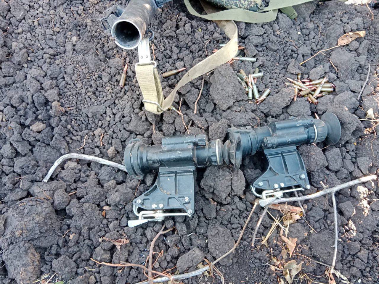 ВСУ разбили позиции оккупантов с Сахалина: те бежали так, что побросали оружие, документы и презервативы. Фото