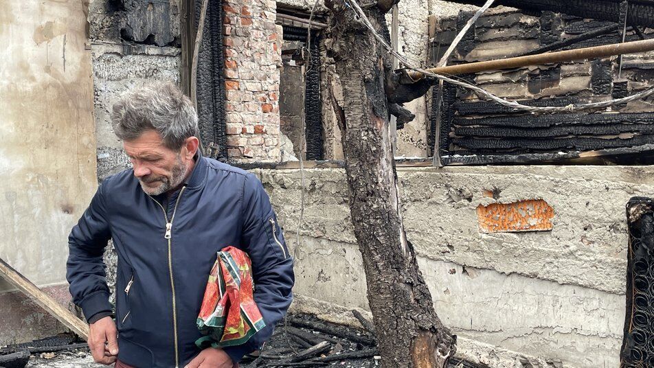 Чоловік приніс із собою нагороди сина, які забрав із зруйнованого будинку