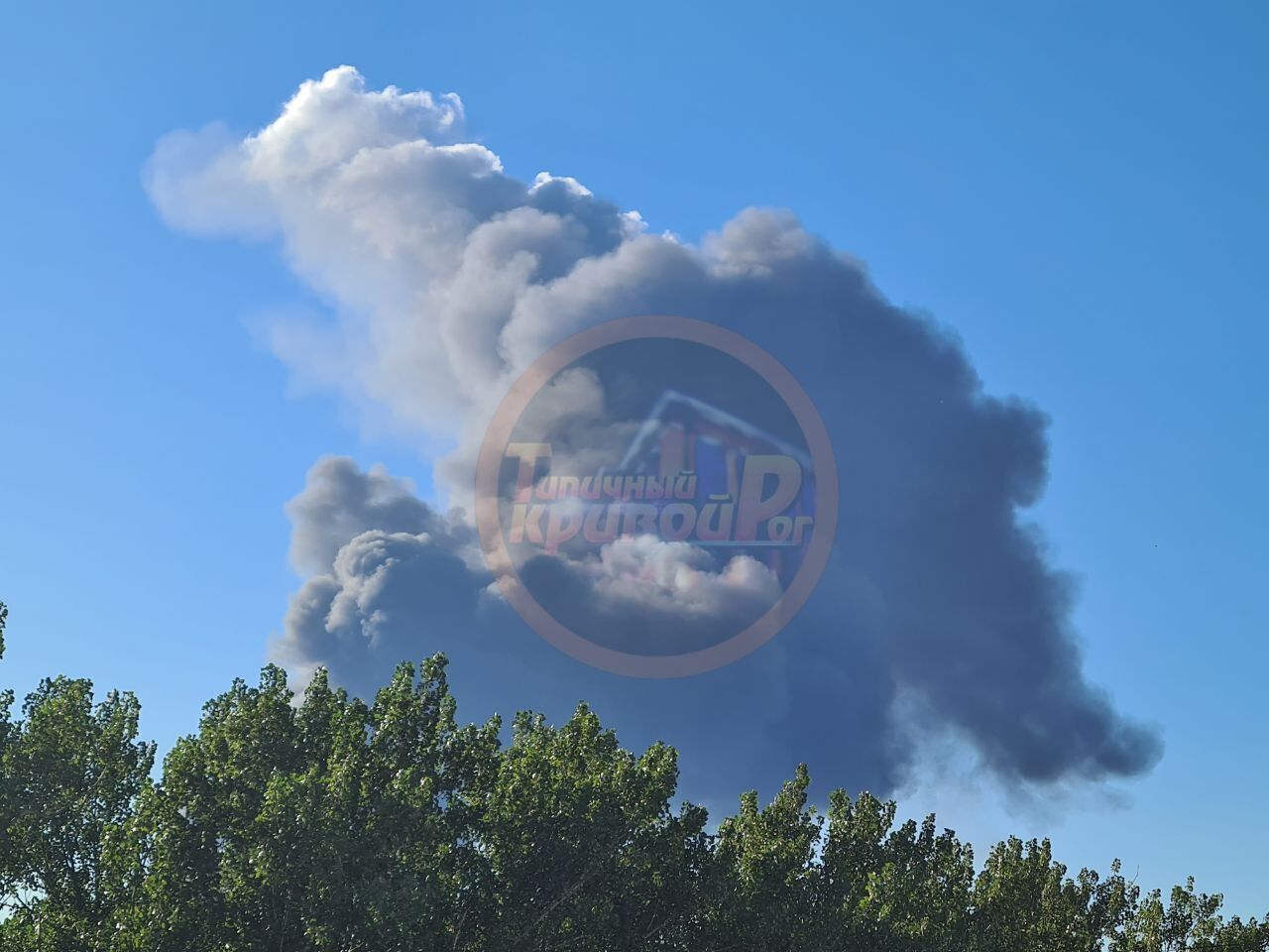 Окупанти завдали ракетних ударів по Кривому Рогу, на нафтобазі сильна пожежа. Фото і відео