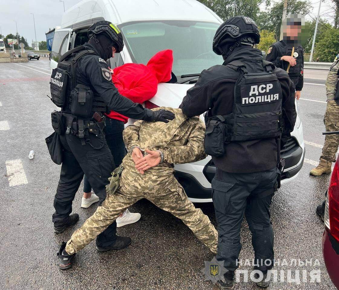 Правоохоронці затримали ОЗГ, яке обікрало підприємства Київщини та Вінниччини на 12 млн грн. Відео