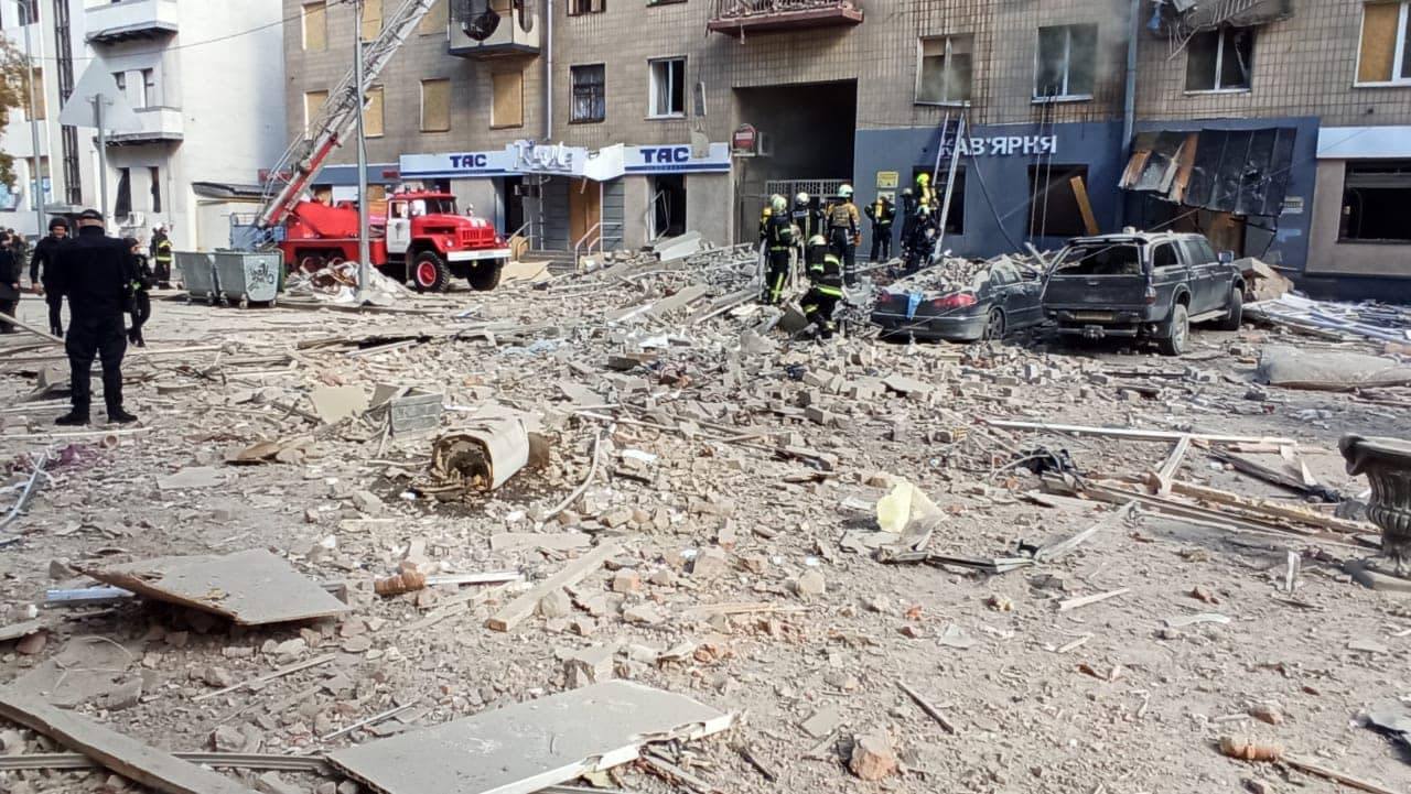 Оккупанты ударили по многоэтажке в центре Харькова, людей спасали из-под завалов. Фото