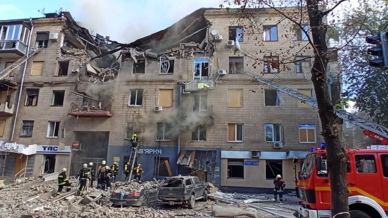 Окупанти вдарили по багатоповерхівці в центрі Харкова, людей рятували з-під завалів. Фото