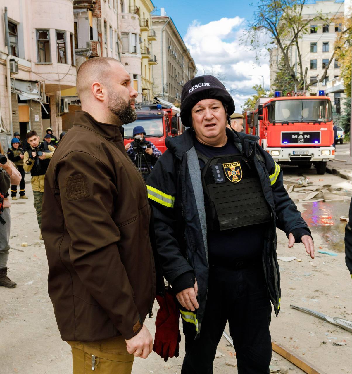 Окупанти вдарили по багатоповерхівці в центрі Харкова, людей рятували з-під завалів. Фото