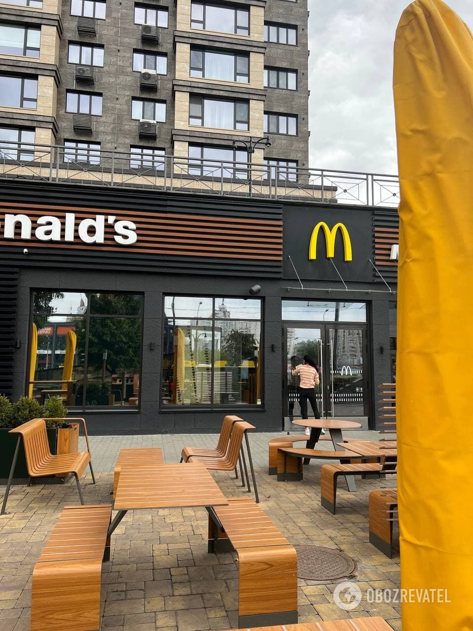 Макдональдс у Києві 6 вересня. Співробітники миють вікна