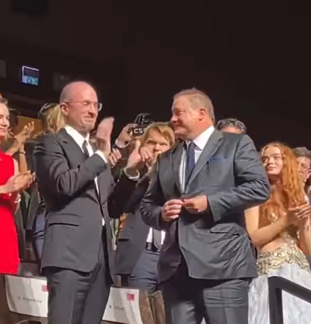 Брендан Фрейзер расплакался во время 6-минутных оваций на премьере фильма "Кит", ради которого "поправился" до 270 кг