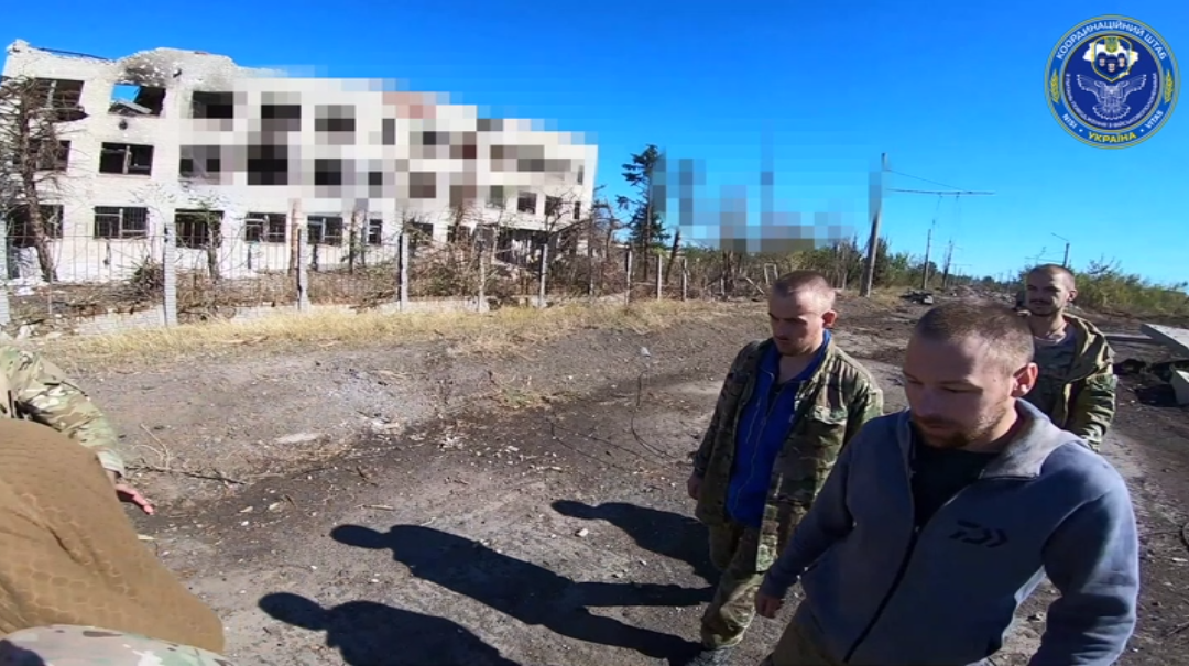 "Вы наши герои": в сети показали уникальные кадры, как Украина возвращала из плена защитников. Видео