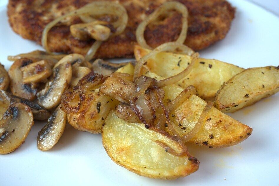Смажена картопля з грибами та цибулею