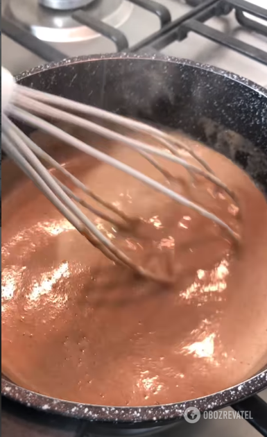 Шоколадно-молочный десерт без выпечки: застывает в холодильнике