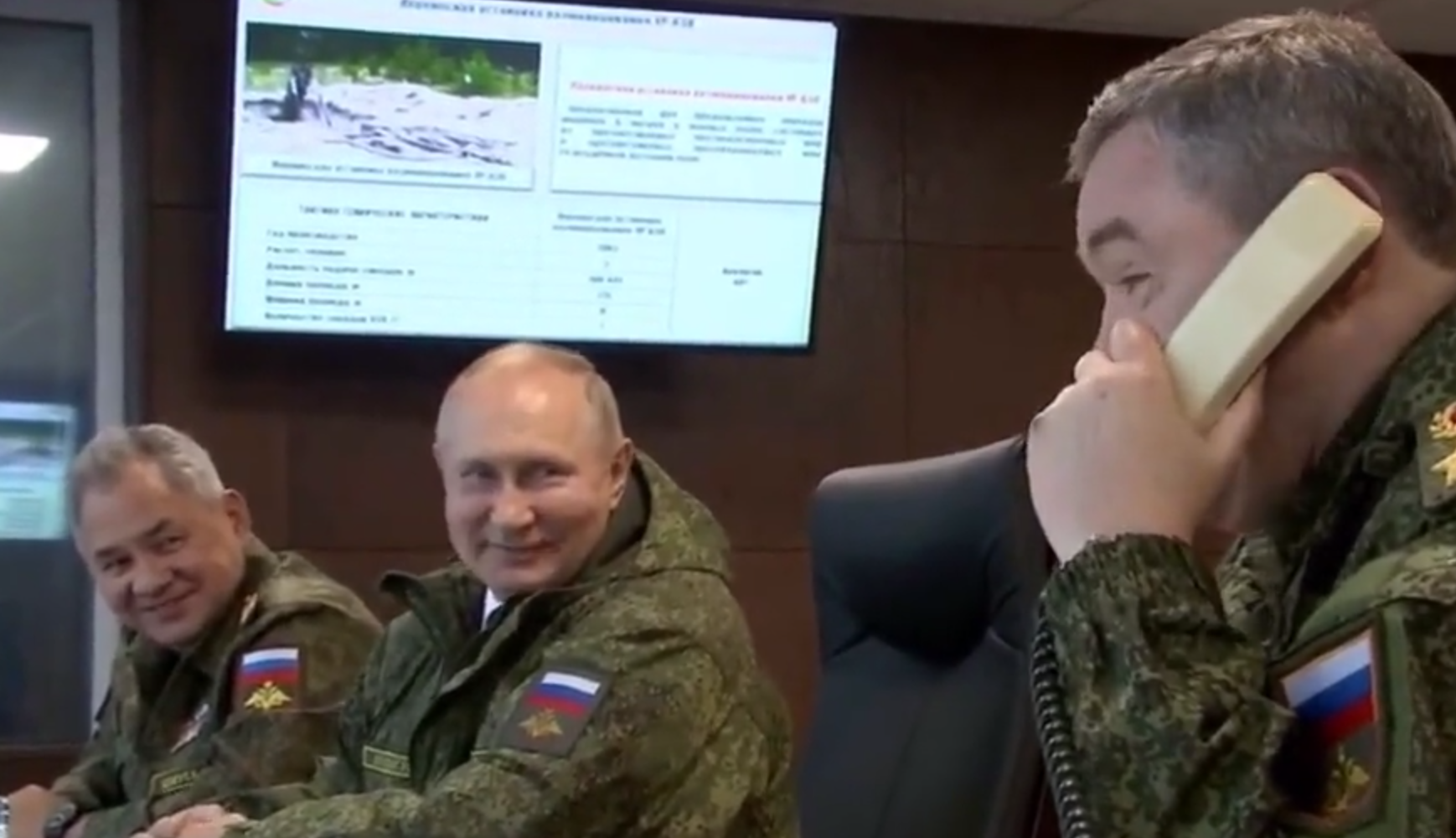 Сміявся і жартував: Путін влаштував інспекцію військових навчань на Далекому Сході, але все видала одна "деталь". Фото і відео 