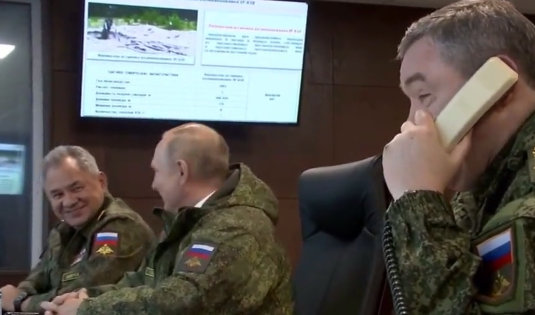 Сміявся і жартував: Путін влаштував інспекцію військових навчань на Далекому Сході, але все видала одна "деталь". Фото і відео 