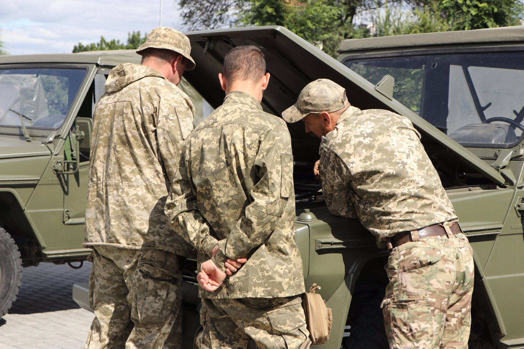 Маневренные и надежные: городские власти Днепра передали на фронт еще восемь автомобилей