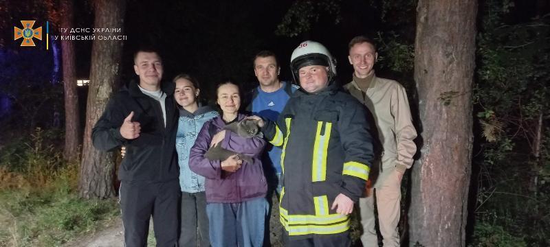 На Киевщине бойцы ГСЧС сняли с дерева женщину, которая пыталась спасти кота. Фото