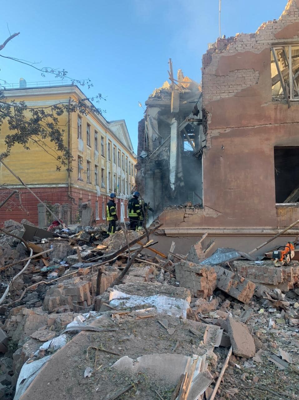 Оккупанты нанесли удар по Славянску: из-под завалов достали тела троих погибших. Фото и видео