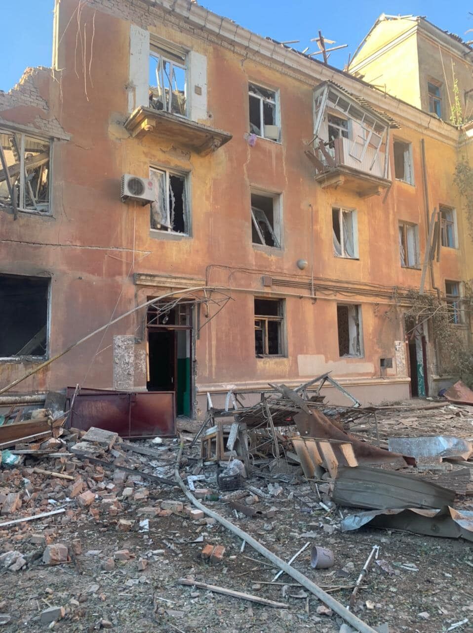 Оккупанты нанесли удар по Славянску: из-под завалов достали тела троих погибших. Фото и видео
