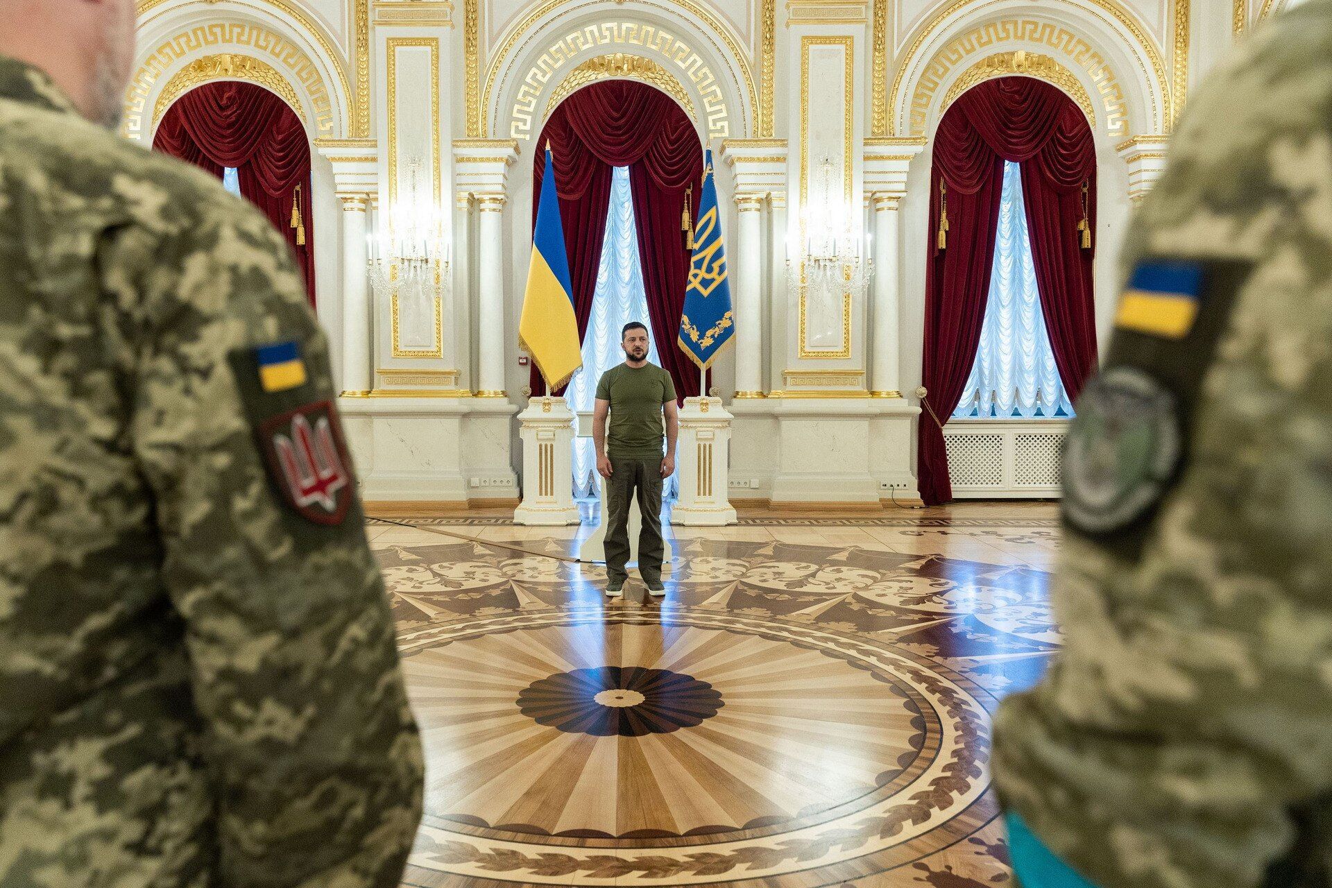 ''Без выходных борются за Украину'': Зеленский поздравил разведчиков и подписал указ о праздновании. Видео
