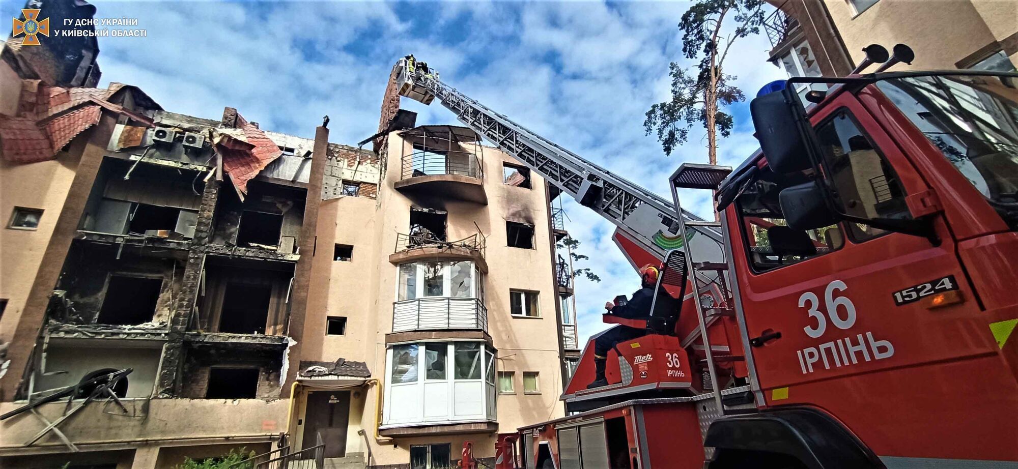 В Ирпене спасатели помогли демонтировать конструкции поврежденного дома, которые угрожал местным жителям. Фото