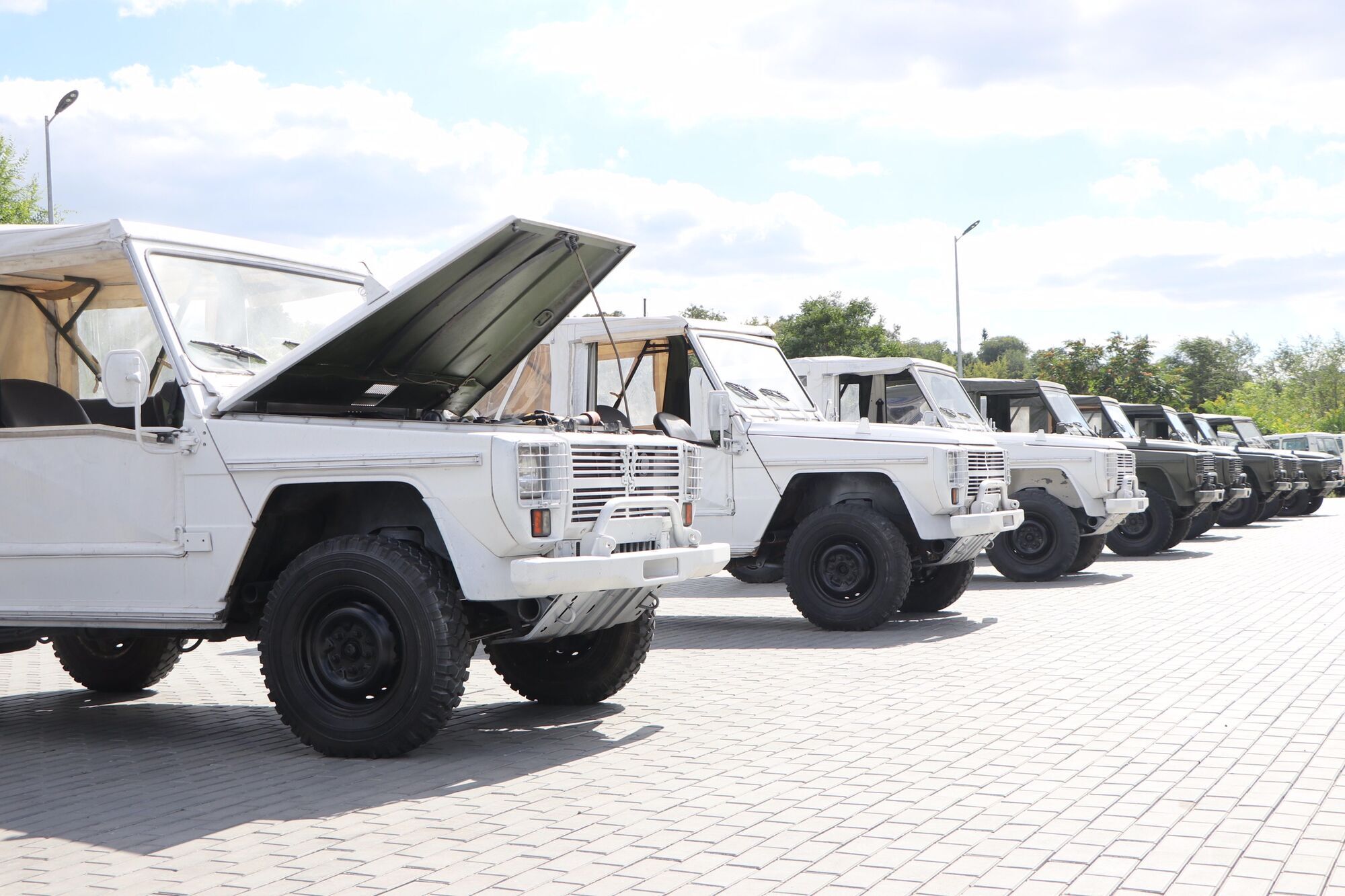 Маневренные и надежные: городские власти Днепра передали на фронт еще восемь автомобилей