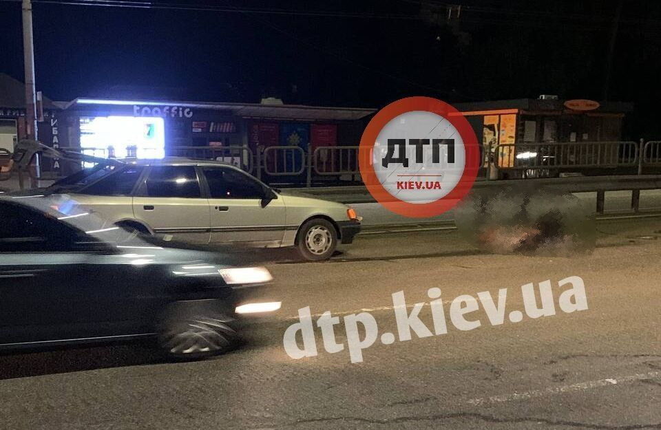 В Киеве легковушка сбила пешехода, пытавшегося перебежать восемь полос дороги: рядом был переход. Фото