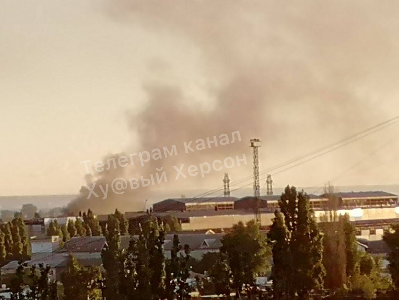 В Новой Каховке очередная партия "бавовны", около ГЭС виднеется дым. Фото и видео