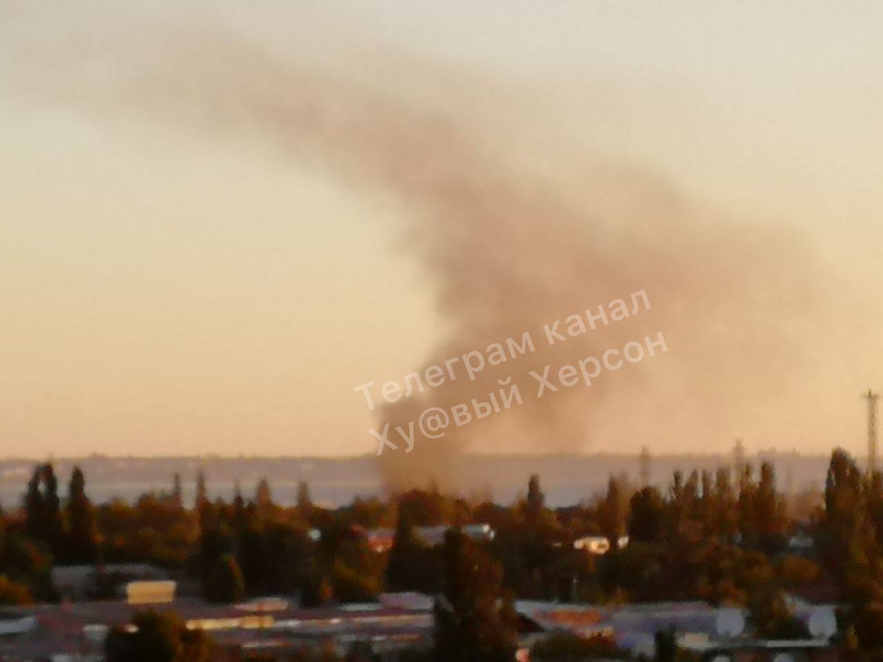 В Новой Каховке очередная партия "бавовны", около ГЭС виднеется дым. Фото и видео