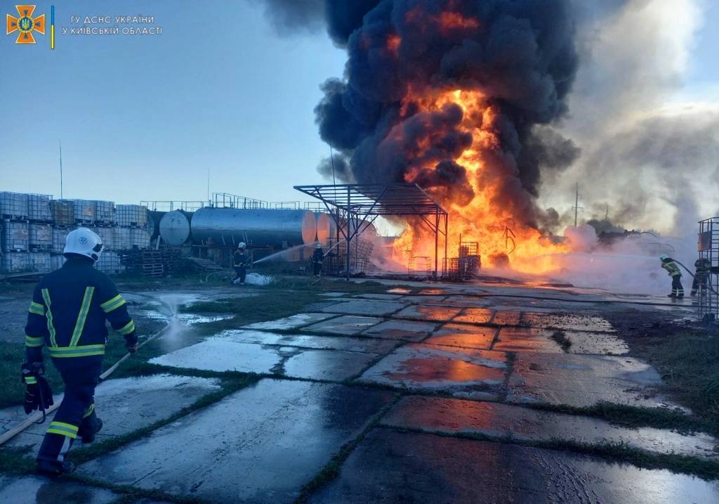 У Борисполі сталася пожежа на підприємстві, гасили пів дня. Фото і відео