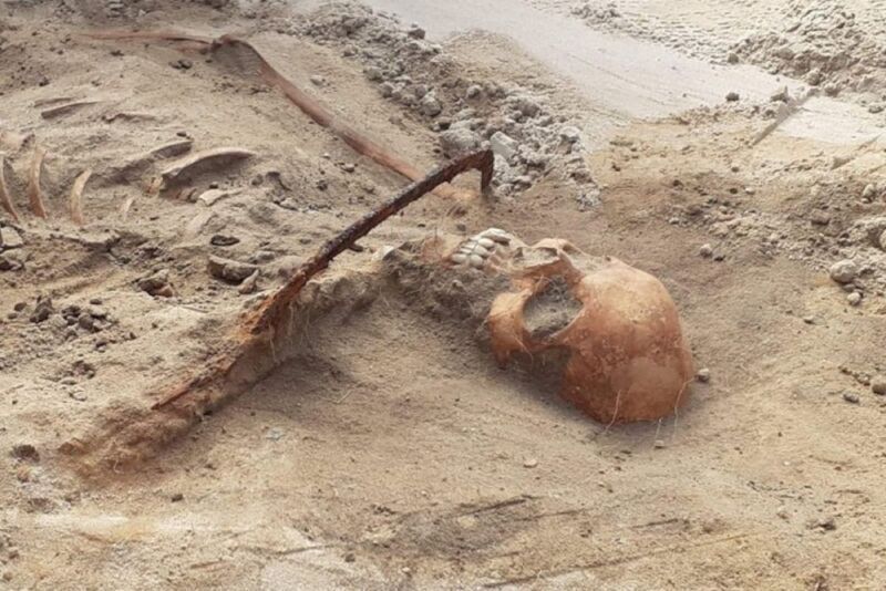 У Польщі знайшли останки жінки-"вампіра" XVII століття: з серпом на шиї та замком на великому пальці ноги. Фото