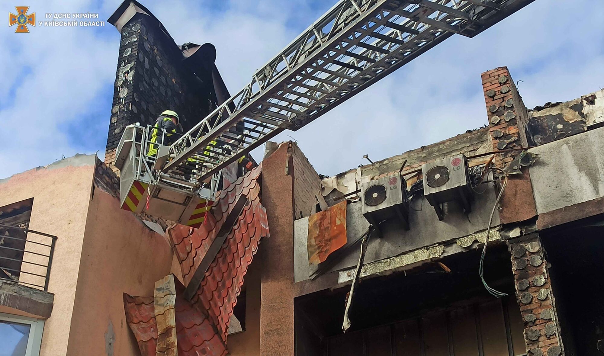 В Ірпені рятувальники допомогли демонтувати конструкції пошкодженого будинку, які загрожували місцевим мешканцям. Фото